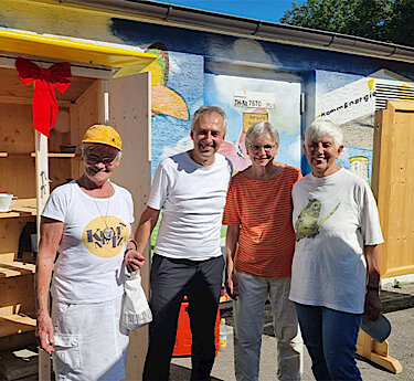 Vor dem neun Tauschschrank (v.l): Initiatorin Maria Rothbucher, Erster Bürgermeister Norbert Seidl sowie die Prokjektunterstützerinnen Ursula Schuler-Kokkas und Dagmar Koch